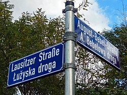 250px Bilinguale StraC39Fenbeschilderung Cottbus B
