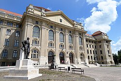 Study in Hungary for international students 250px DE Foepulet